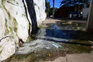 Vecinos denuncian fuga de agua servida en colegio del MEC - Nacionales - ABC Color