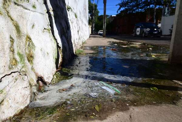 Vecinos denuncian fuga de agua servida en colegio del MEC - Nacionales - ABC Color