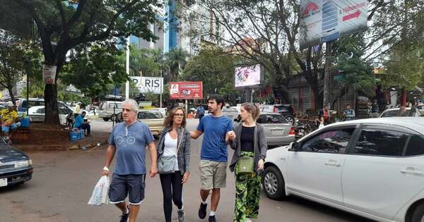 La Nación / No solo en Encarnación: reportan gran afluencia de turistas de compras en CDE