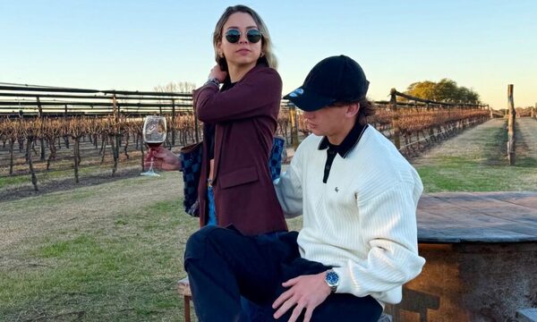 ¡Romántico paseo de pelotero albirrojo, mientras se resuelve su transferencia!