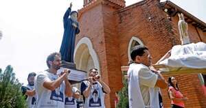 La Nación / Devotos se alistan para la fiesta de San Charbel