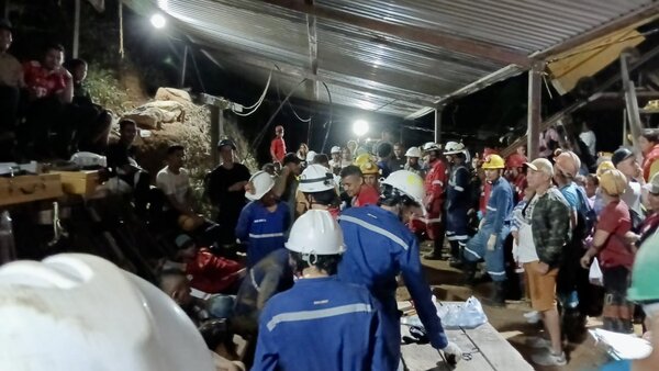 Rescatan con vida a los 18 mineros atrapados en una mina en Colombia