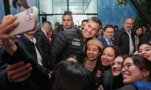 Peña resaltó papel clave de la universidad pública durante su visita a la UNE