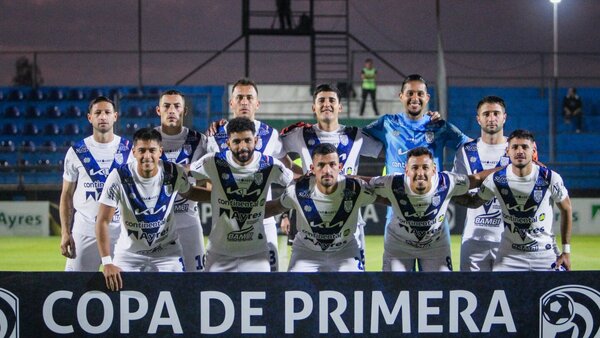 La V Azulada se prepara para jugar en césped sintético