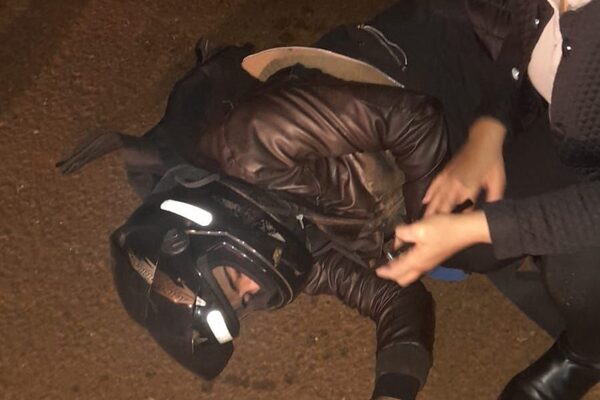 Motociclista choca al perder el control por un desperfecto de su biciclo