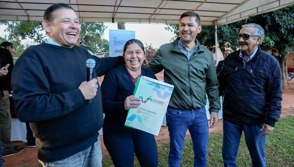 Luego de 30 años, campesinos reciben títulos de propiedad en comunidades del Alto Paraná - .::Agencia IP::.