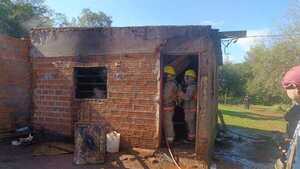 ¿Incendio provocado? Fuego redujo a cenizas vivienda en el barrio Chaipe de Encarnación