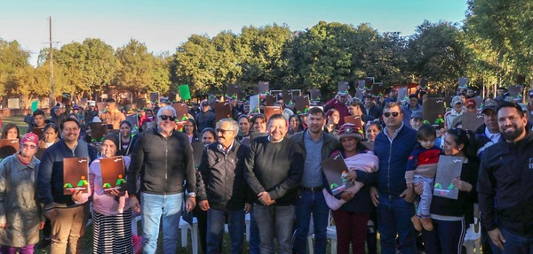 Tras 30 años de espera, campesinos del Alto Paraná reciben títulos de propiedad - ADN Digital