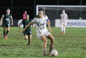 Angie Delgado, destacándose en la cancha y como adiestradora en Guaraní