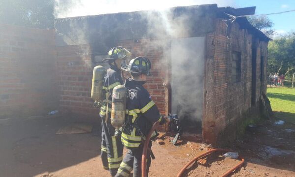 Vecinos incendiaron casa de malvivientes en Encarnación