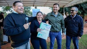 Luego de 30 años, campesinos reciben títulos de propiedad en comunidades del Alto Paraná