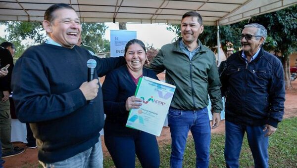 Luego de 30 años, campesinos reciben títulos de propiedad en comunidades del Alto Paraná