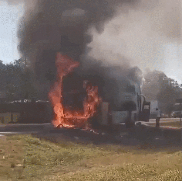 AUDIO: Un bus fue consumido por las llamas en Guayaibi  - Periodísticamente - ABC Color