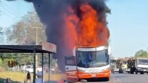 Video: Bus de larga de distancia se incendia en Guayaibí