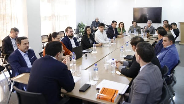 Empresarios levantan paro de transporte tras acuerdo con el Gobierno en mesa tripartita