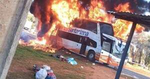 Diario HOY | Susto en Guayaibí: bus de larga distancia ardió en llamas
