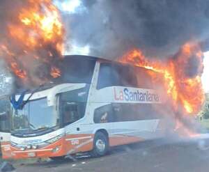 Video: bus de larga distancia se incendió por completo en Guayaibí - Nacionales - ABC Color