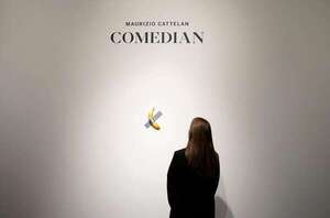 Un visitante se come la banana expuesta por Maurizio Cattelan en el museo Pompidou Metz - Artes Plásticas - ABC Color