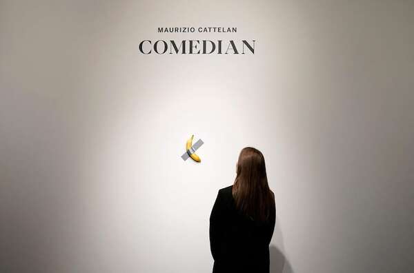 Un visitante se come la banana expuesta por Maurizio Cattelan en el museo Pompidou Metz - Artes Plásticas - ABC Color