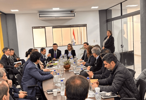 Empresarios del transporte suspenden paro tras acuerdo - Noticiero Paraguay