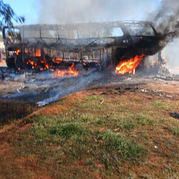 Bus de larga de distancia se incendia por completo - trece