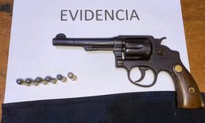 Incautan revólver durante control policial