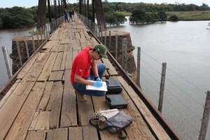Mades interviene en el río Pirapó ante denuncias de mortandad de peces  - Nacionales - ABC Color