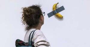 Diario HOY | Un visitante “se come” una banana millonaria expuesta en un museo en Francia