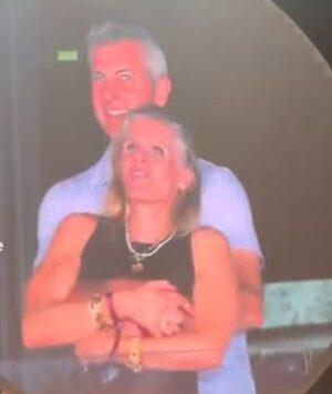 Compañía Astronomer abre investigación a su CEO sorprendido por la kiss-cam de Coldplay