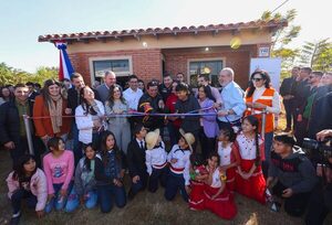 Viviendas entregadas por el Gobierno transforman la vida de 160 familias de Ciudad del Este - .::Agencia IP::.