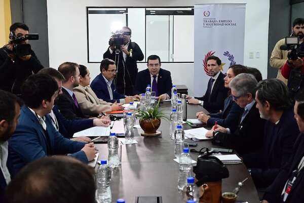 Gobierno desactiva paro de colectiveros y una vez más prometen una reforma - Economía - ABC Color