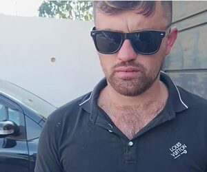 Hombre se tatuó iniciales de su novia y lo dejó: Llegó junto a “médica” y polis le garrotearon
