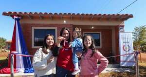 La Nación / Gobierno entregó viviendas sociales a 160 familias en el Este