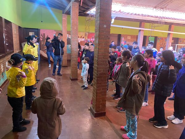 Solidaridad que abriga: Bomberos voluntarios entregan donaciones en el Hogar Carita Feliz