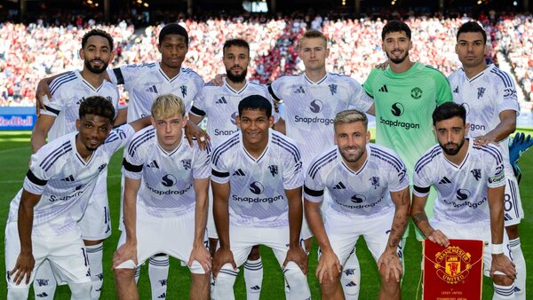 Diego León, con Casemiro, Bruno Fernandes y sus compañeros