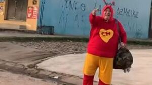 Albañil vestido de Chapulín se ganó a la gente
