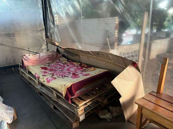 Familiares de pacientes de IPS sufren por el frío y falta de seguridad en precario albergue - Nacionales - ABC Color