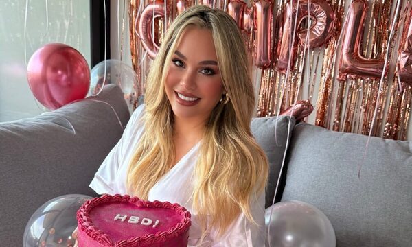 ¡Alexa celebra su cumple en bata de seda!