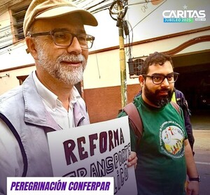 Policía quiso detener a un sacerdote por llevar cartel