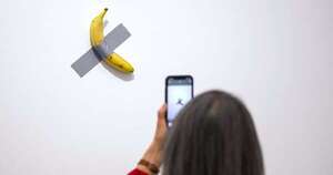 La Nación / Un visitante mordió una banana millonaria en museo francés