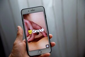 Turista es despojado de celulares tras cita de Grindr - La Clave
