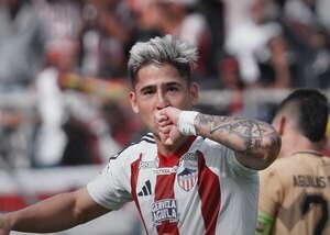Versus / ¡Junior remonta con doblete de Guille Paiva!
