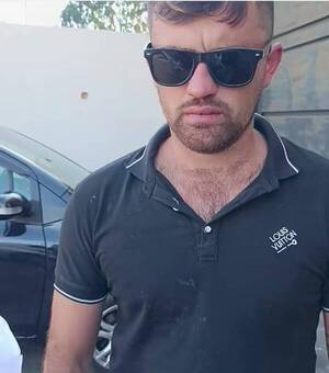 El peor día: Su novia le chutó y ¡los polis le garrotearon!