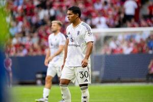 Diego León debutó en Manchester United y el DT piropeó su juego