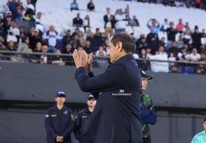 Versus / Se distancia de Bustos: La 'promesa' de Ramón Díaz para la gente de Olimpia