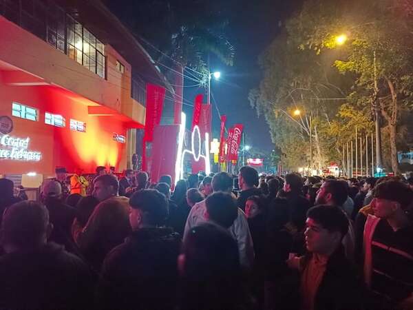 Incidentes en la Expo Paraguay 2025: Policía dispersa a la multitud con gases lacrimógenos  - Policiales - ABC Color