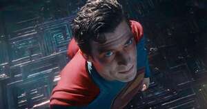 La Nación / Superman: migrante, clandestino, sin papeles, con falsa identidad, lo hace de nuevo