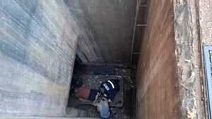 Hombre cae a registro de la ANDE que no se habría asegurado bien en Ciudad del Este