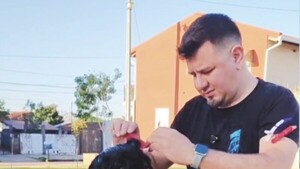Te peluquea gratis a cambio de que le cuentes tu historia