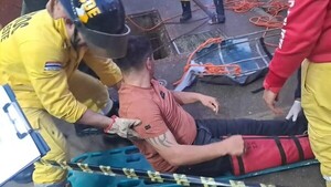 Un hombre cae a registro sin asegurar de la ANDE
